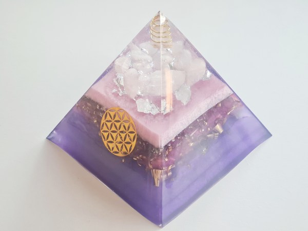 Orgonite pyramide quartz rose violette fleur de vie